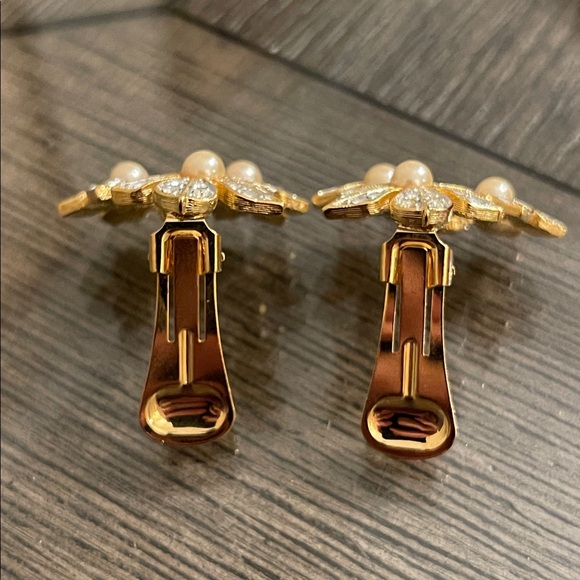 Kenneth Jay Lane Gold-tone and Pearl Floral Cluster Earrings - Picture 6 of 17